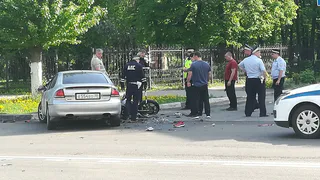 На улице Циолковского мотоциклист на большой скорости врезался в иномарку