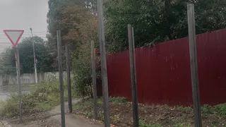 Рязанцы взбунтовались против возведения крытой мусорной площадки на тротуаре у школы