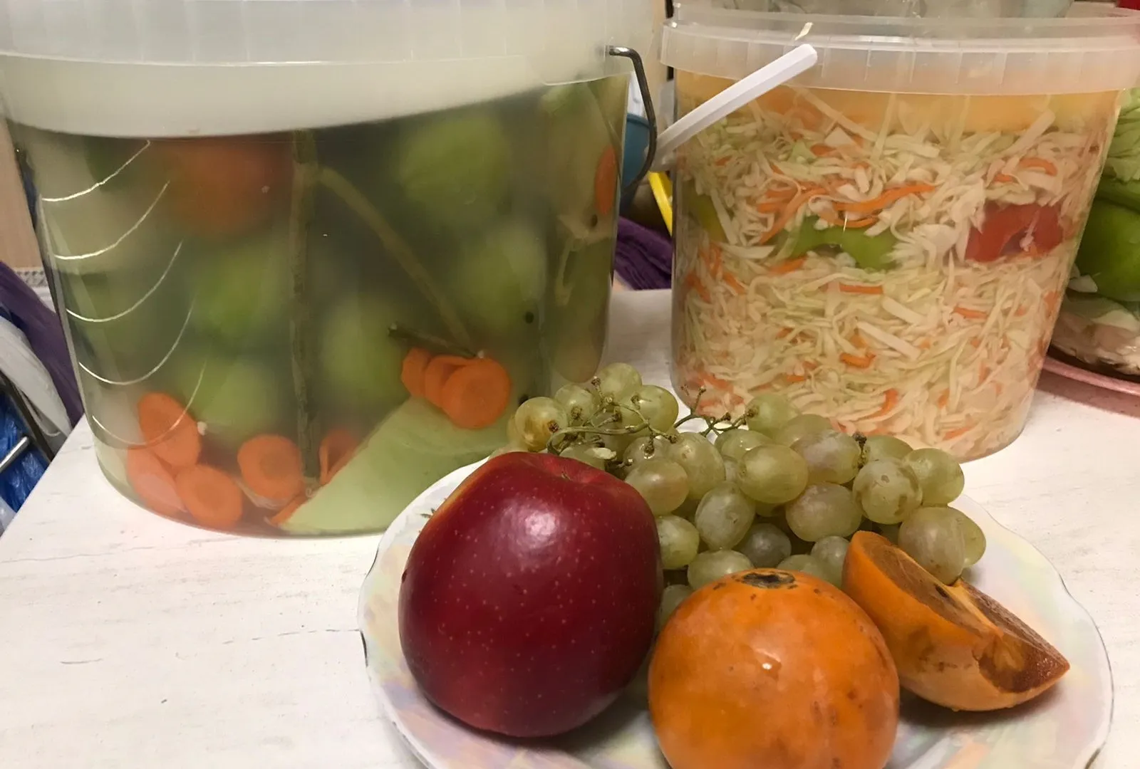 Открытые банки с капустой, огурцами и соленьями храню по несколько месяцев: хитрый трюк с водой - ничего не портится и не темнеет