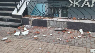 Со здания на улице Ленина в Рязани обрушилась часть фасада