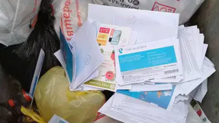 В Рязани сотрудница почты выкинула письма на помойку. Теперь ее уволят