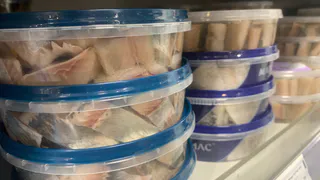 Опытная покупательница рассказала какой салат можно сделать из магазинной филе сельди Дикое море. 