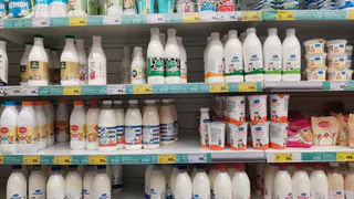 Крашенная водичка: Росконтроль назвал марки молока, которые лучше не покупать даже по акции