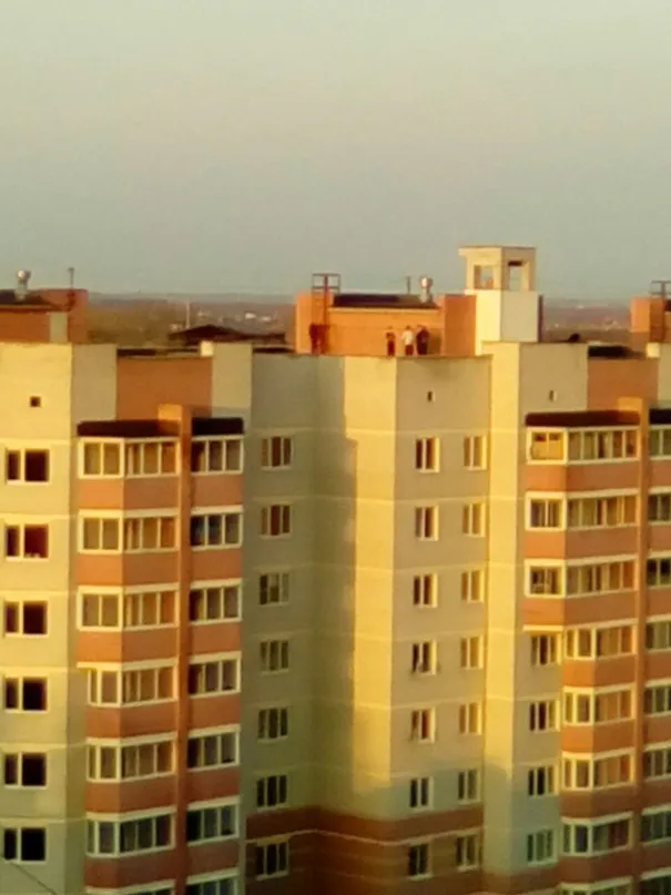 В Рязани школьники стояли на краю крыши многоэтажки
