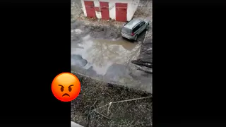 Яма - глубиной в половину покрышки: рязанец показал, в каком состоянии его двор
