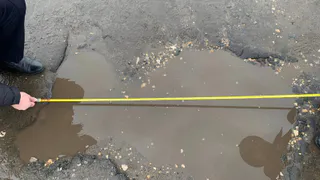 На трассе в Рязанской области 15 машин остались без колес из-за опасной ямы