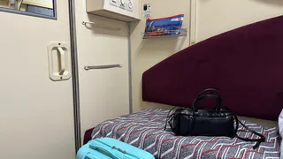 Пассажирка с нижней полки запретила мне спускаться с верхней: я не могу всё время там находиться - пришлось напомнить ей  правила