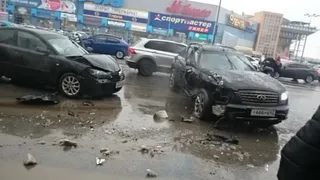 Массовое ДТП возле ТРЦ "Круиз" - столкнулись два автомобиля и маршрутка