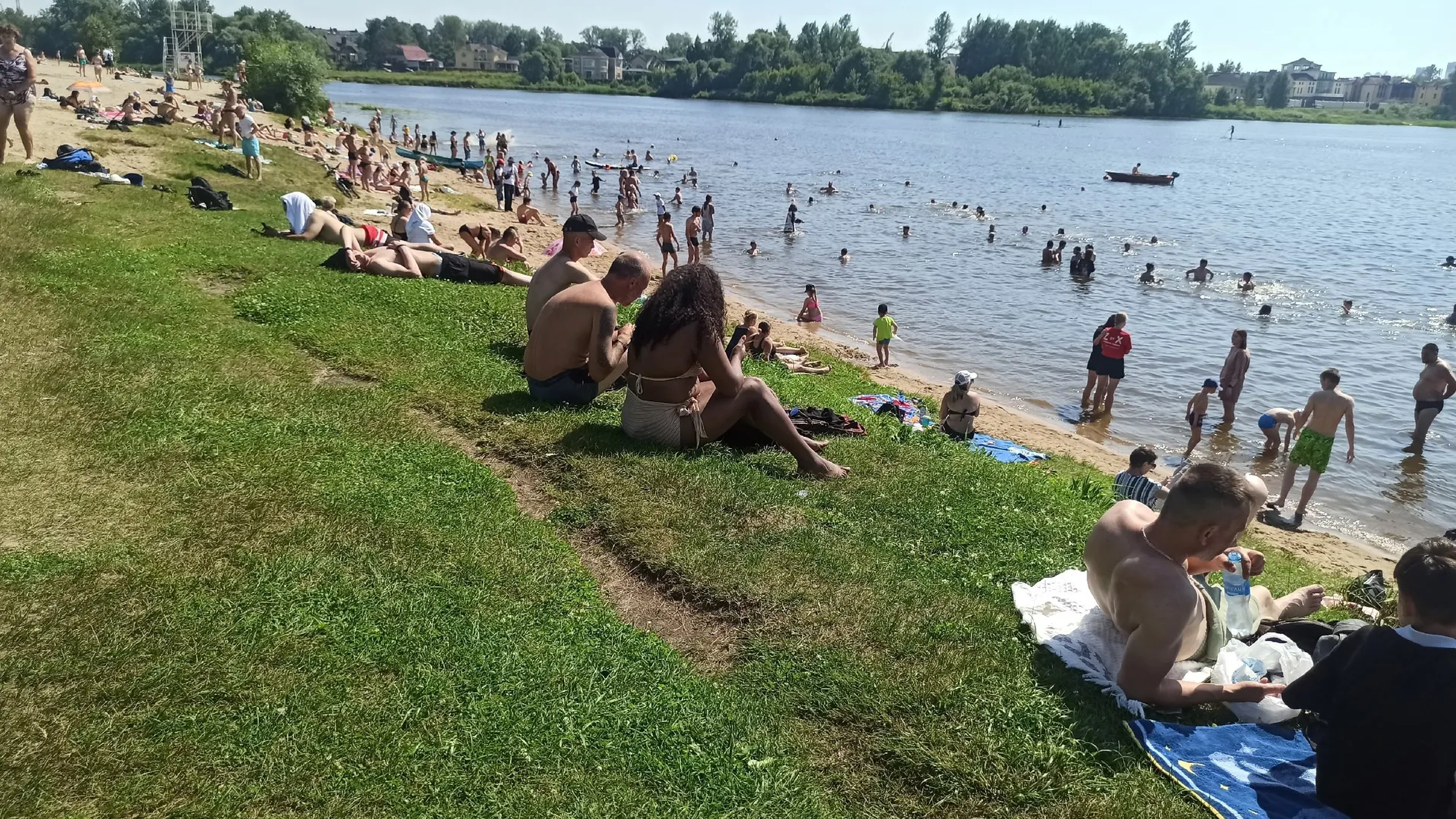 Пока все штурмуют Сочи, знающие люди едут на это побережье: море прогрелось раньше срока, а отели пустуют