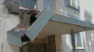 Может рухнуть в любой момент: жители рязанской многоэтажки боятся выходить из подъезда