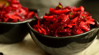Винегрет теперь в пролете: сытный и вкусный салат со свеклой — у гостей только за ушами трещит от удовольствия 