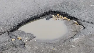 «Ямы под водой»: рязанцы массово жалуются на разбитую 9-Линию, где ежедневно пробивают колёса