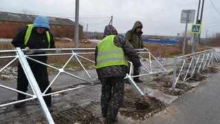 На опасном участке трассы в Путятине ставят дорожное ограждение
