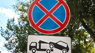 На улице Чкалова запретили парковку 