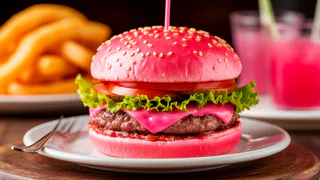 Хит продаж розовый бургер во "Вкусно - и точка": выяснил какой он на вкус и чем его красят 