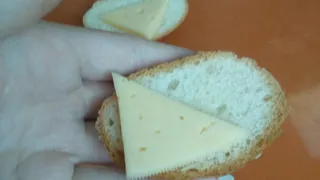"Кормят как мышек" - школьники пожаловались на маленькие порции в столовой