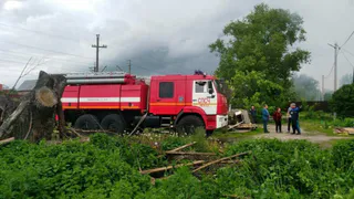 «Скорая не развернётся»: житель Рязани пожаловался на парковку на тротуаре во дворе