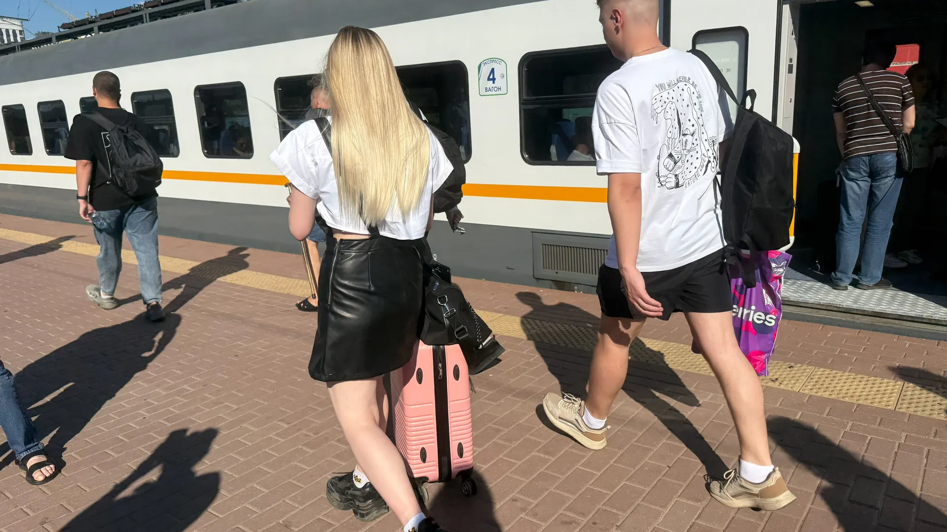 «Да, я та самая мать с орущим дитя в купе. Что мне теперь, дома сидеть»? Россиянка одним движением заставила замолчать гневных соседей в поезде