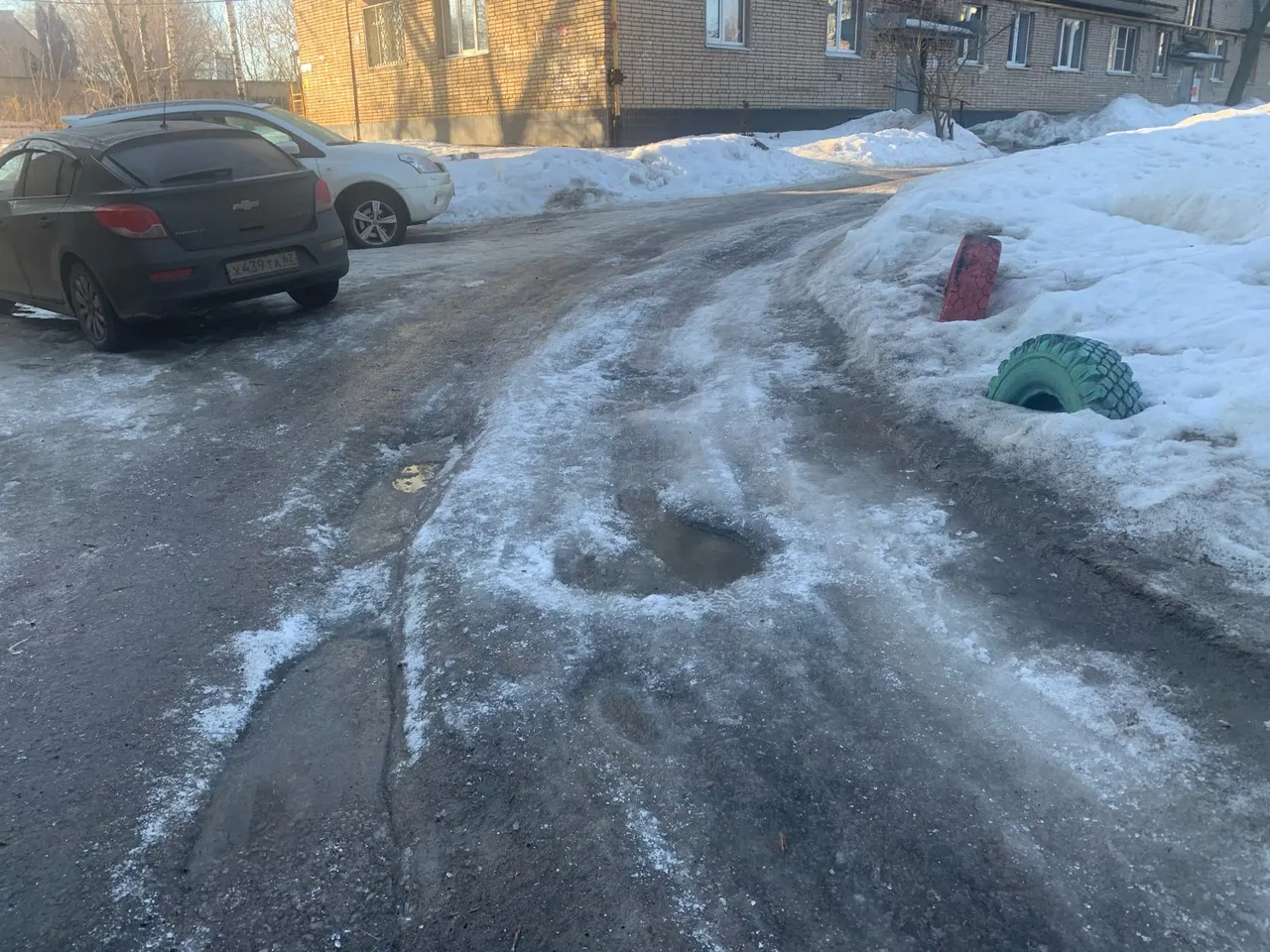 “Ногу сломать - как нечего делать”: рязанка пожаловалась на качество уборки Октябрьского городка