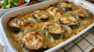 Скумбрию режут кусочками и чередуют с луком: сметана и горчица превращают простую рыбу в сочный ужин без жарки