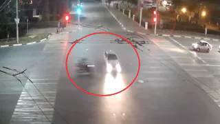 В центре Рязани мотоциклист на высокой скорости врезался в «Дэу Нексия»: видео момента столкновения