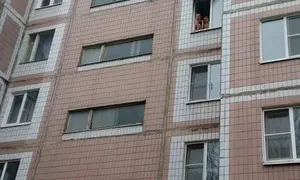 Дети в окне горящей квартиры на ул. Новоселов: «Мы задыхались и слышали, как ломают дверь в квартиру»