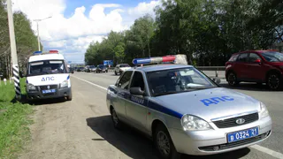 На трассе М5 "Урал" микроавтобус врезался в столб: есть пострадавшие