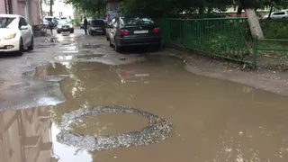 Без резиновых сапог не обойтись - около 13 школы образовались огромные лужи