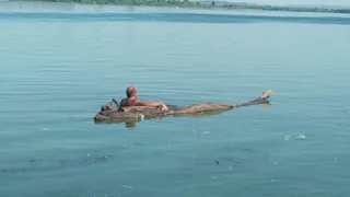 Под Рязанью в водоеме обнаружили мужчину на самодельном плоту