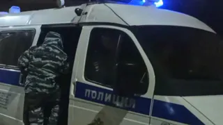 Рязанец бросил бутылку и колбу в отвергнувших его дам, и одной попал в голову