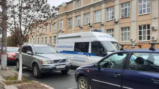 У здания администрации Рязани заметили полицейские автомобили с надписью «Разминирование»