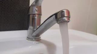 Такой водой невозможно пользоваться: поток ржавчины в домах по ул. Зубковой не прекращается несколько недель