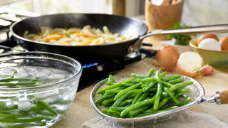 Стручковую фасоль готовят с яйцами за 15 минут: какой шаг перед сковородой сохраняет цвет и не даёт стручкам потерять упругость при жарке