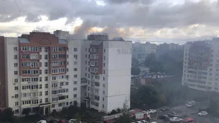 Дым валит столбом: в многоэтажке на Крупской вспыхнул пожар
