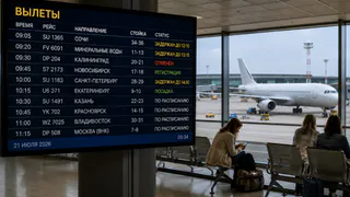 Рейс задержали, а оплаченный отпуск уже сгорает: что авиакомпания обязана дать бесплатно и как вернуть деньги за билет