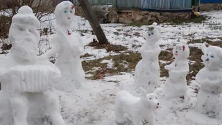 В Пронском районе налепили несколько новогодних скульптур из снега