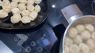 2 стакана муки и секретный кипяток - и тесто для пельменей получается как в лучших кафе: не рвется и тает во рту