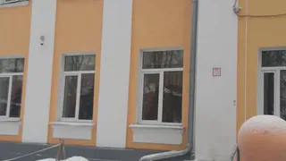 Гололед и снег на крыше: рязанка в шоке от состояния двора школы №22