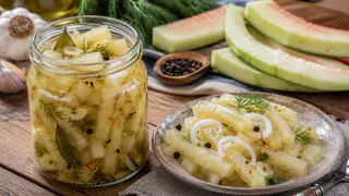 Арбузные корки больше не выбрасываю: мариную с чесноком и специями – хрустящую закуску просят даже те, кто сначала смеялся