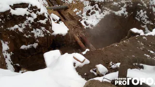 Во дворе дома на Октябрьской появилась траншея с кипятком