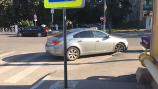 Очередной автохам - рязанец бросил автомобиль на пешеходном переходе