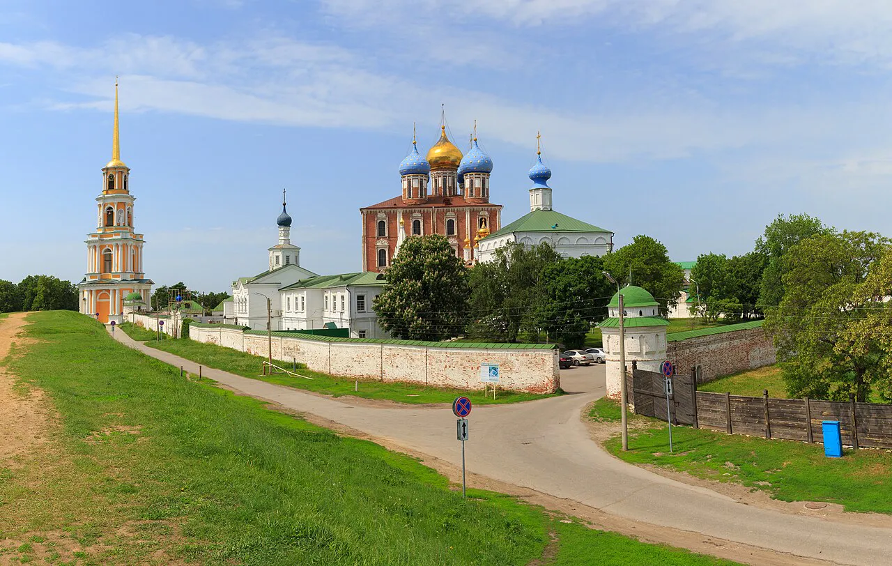 Рязанский кремль приведут в порядок: покос травы и вырубка поросли за 1,8 млн