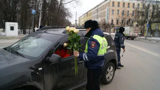 "Цветы для автоледи" - автоинспекторы поздравили девушек с 8 марта