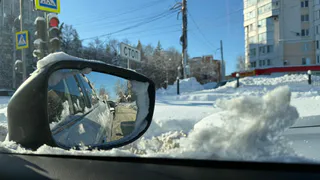 «Дорога станет однополосной»: рязанка пожаловалась на свалы снега вдоль трассы