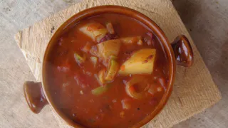 Как приготовить гуляш, который тает во рту: 5 ошибок, из-за которых мясо становится «резиновым»
