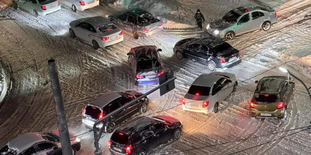Столб рухнул на шоссе в Рязани, перекрыв часть дороги