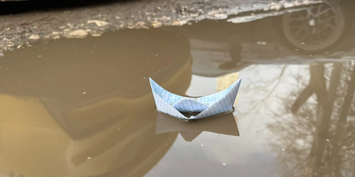 В Рязанской области несколько дней улицу заливает водой из труб