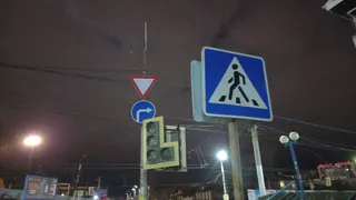 Поставлена жирная точка в вопросе: что главнее знак или светофор - ответ автоюриста
