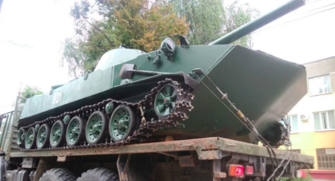 На улице Весенней по ночам громыхает военная техника