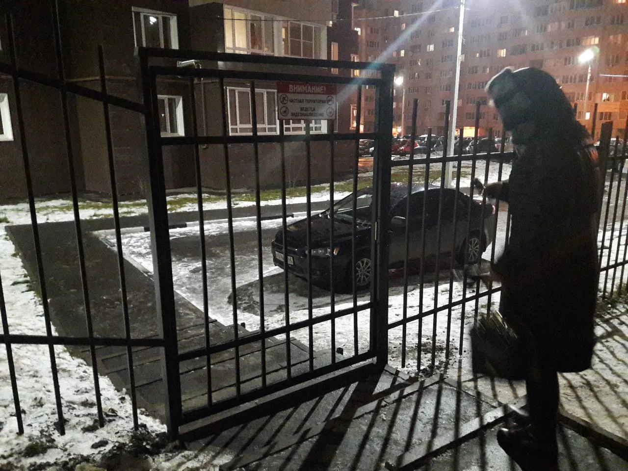 Ограждение возле дома стало яблоком раздора между жильцами